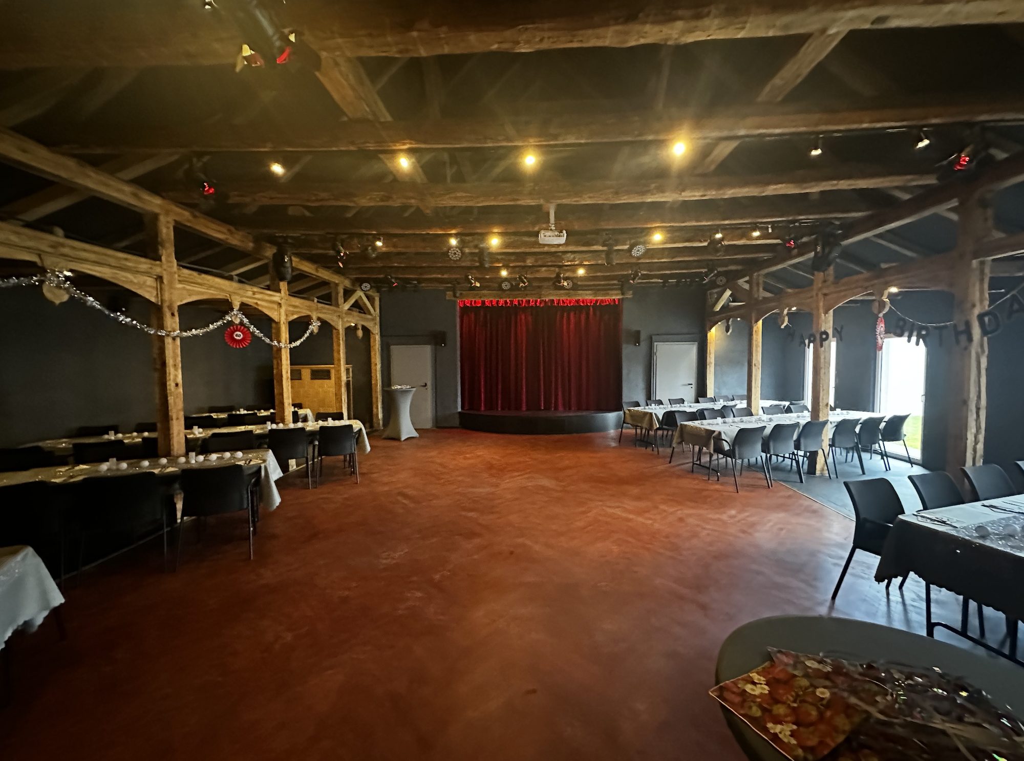 Die steuerbare Lichtanlage im Theatersaal