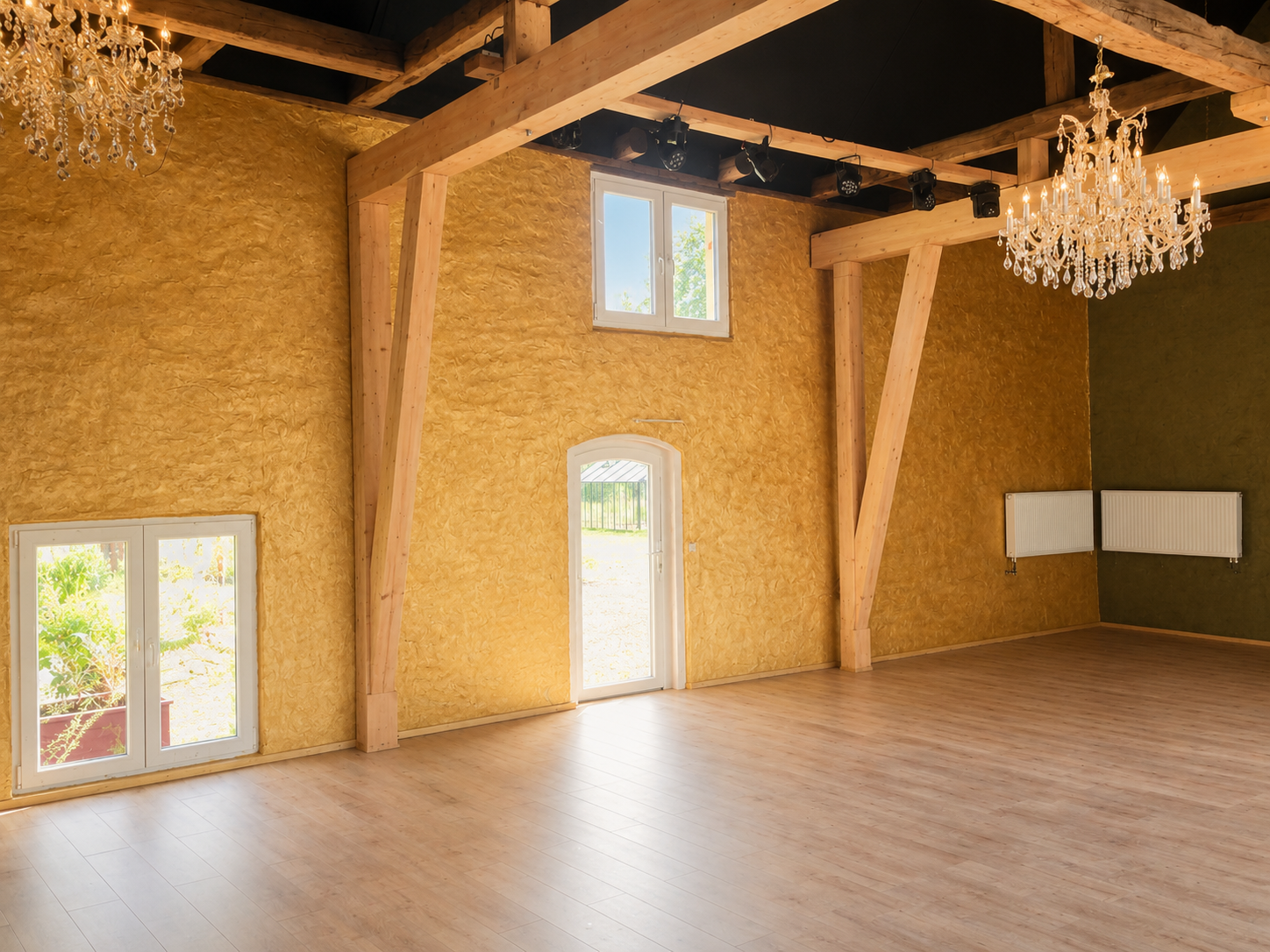 Kleiner Saal auf The Farm: Lehmwände, Holzbalken, Kronleuchter und freie Fläche