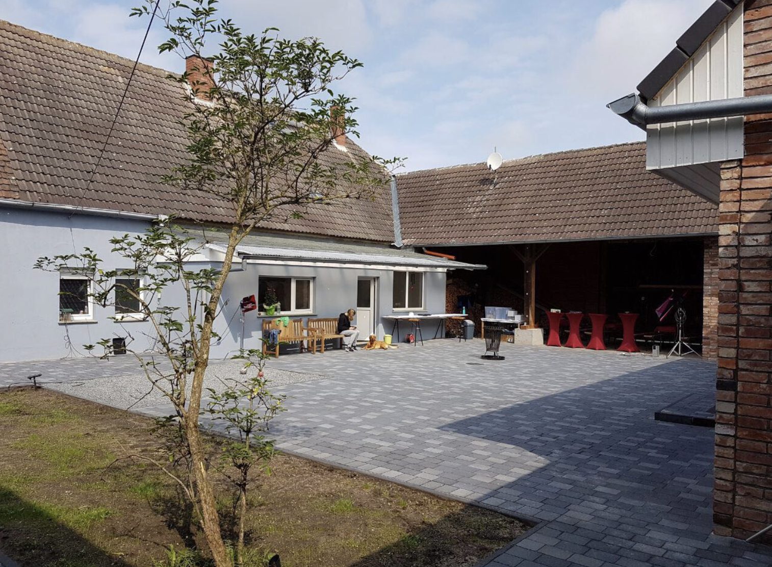 Der teilweise überdachte Innenhof