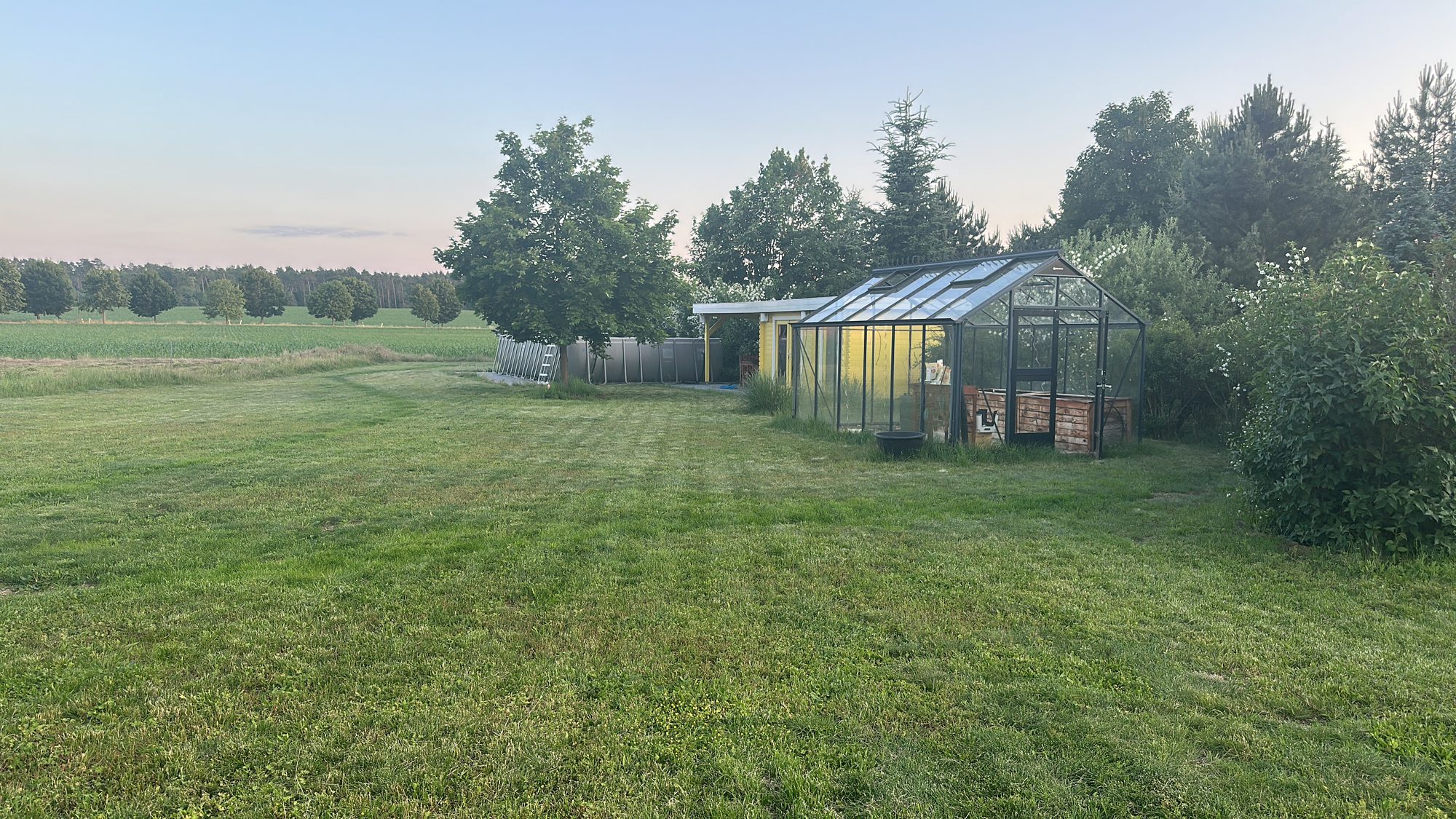 Der große Garten auf The Farm im Sommerlicht