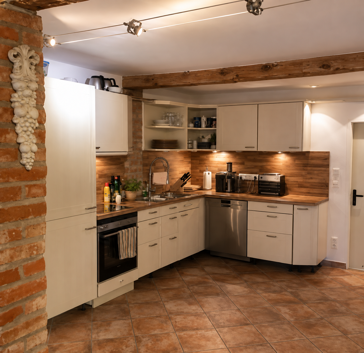 Bauernküche auf The Farm mit alten Holzbalken, Ziegelwand und heller Einbauküche