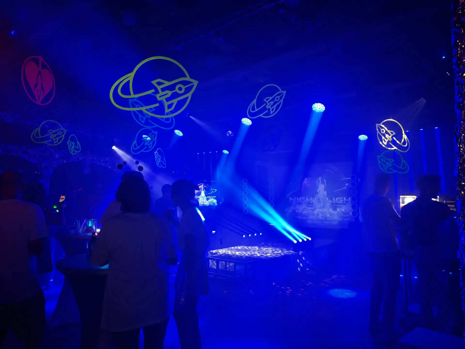 Aufwendige Lightshow mit blauen Strahlen im Theatersaal