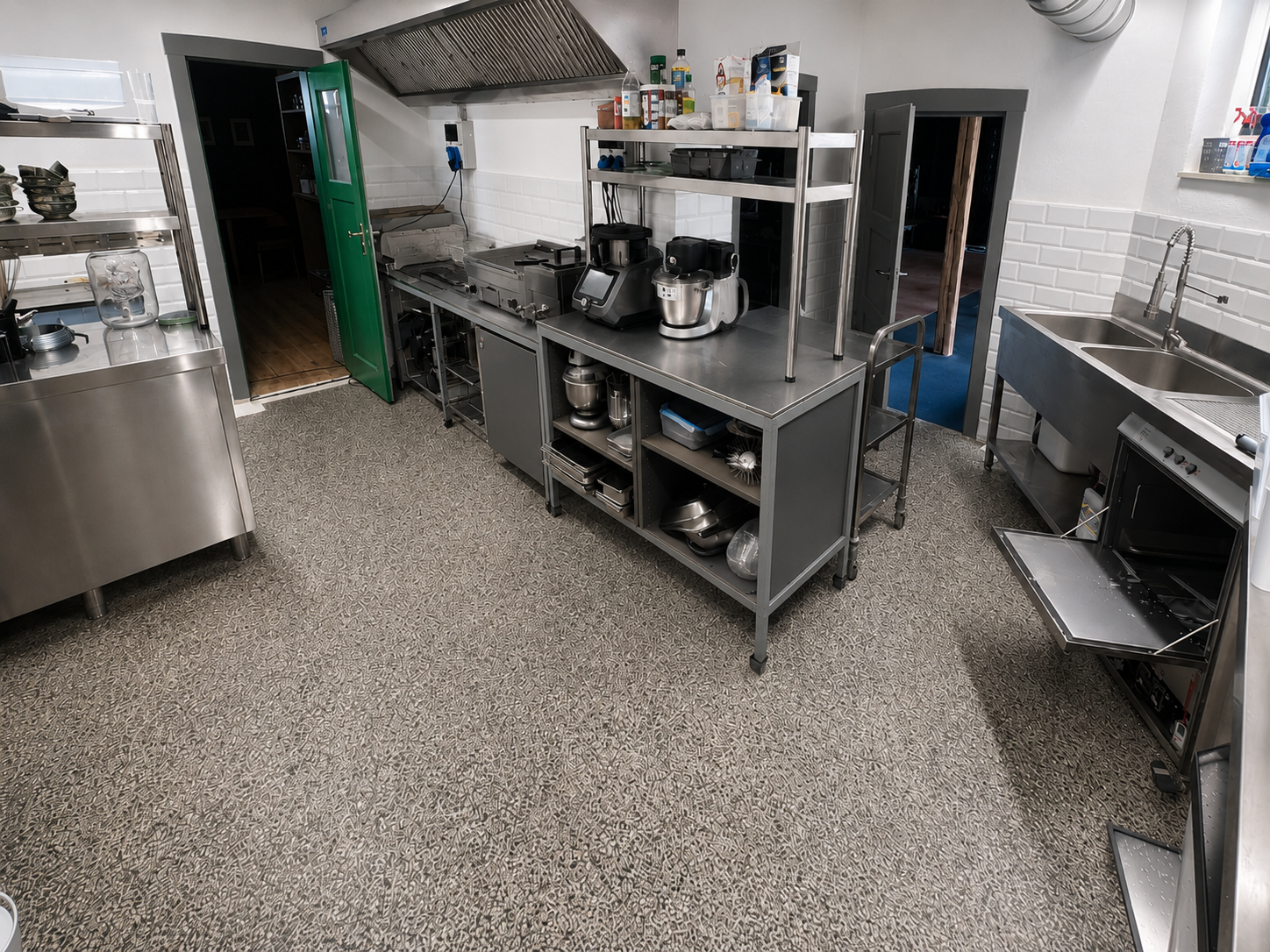 Voll ausgestattete Gastroküche mit Edelstahl-Arbeitsflächen, Herd und Spülbereich