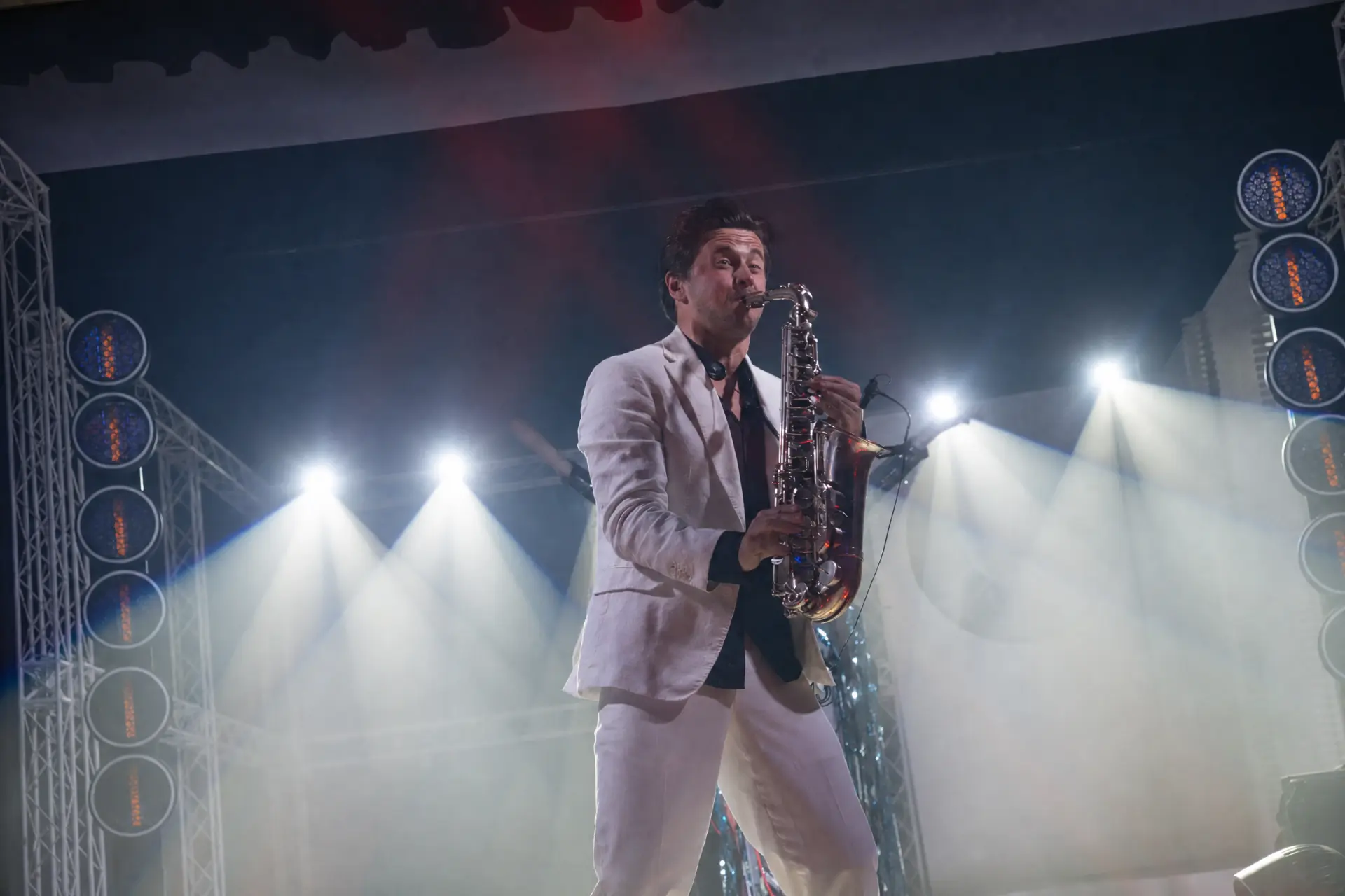 Saxofonist live auf der Bühne im Scheinwerferlicht