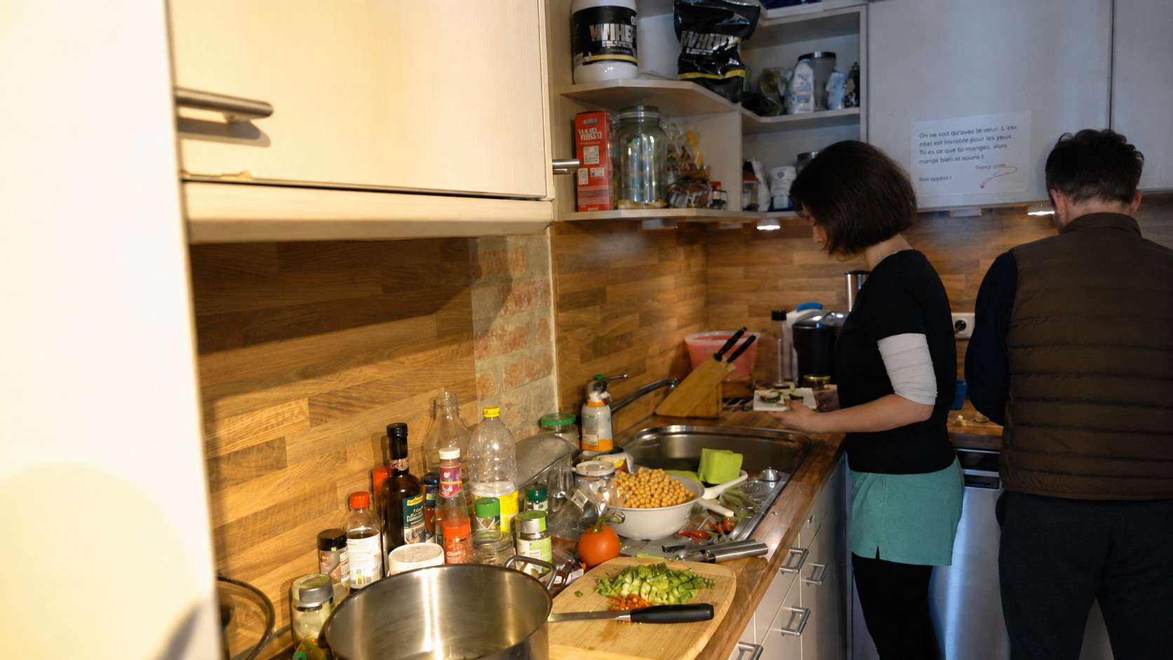 Zwei Menschen kochen gemeinsam in der Küche