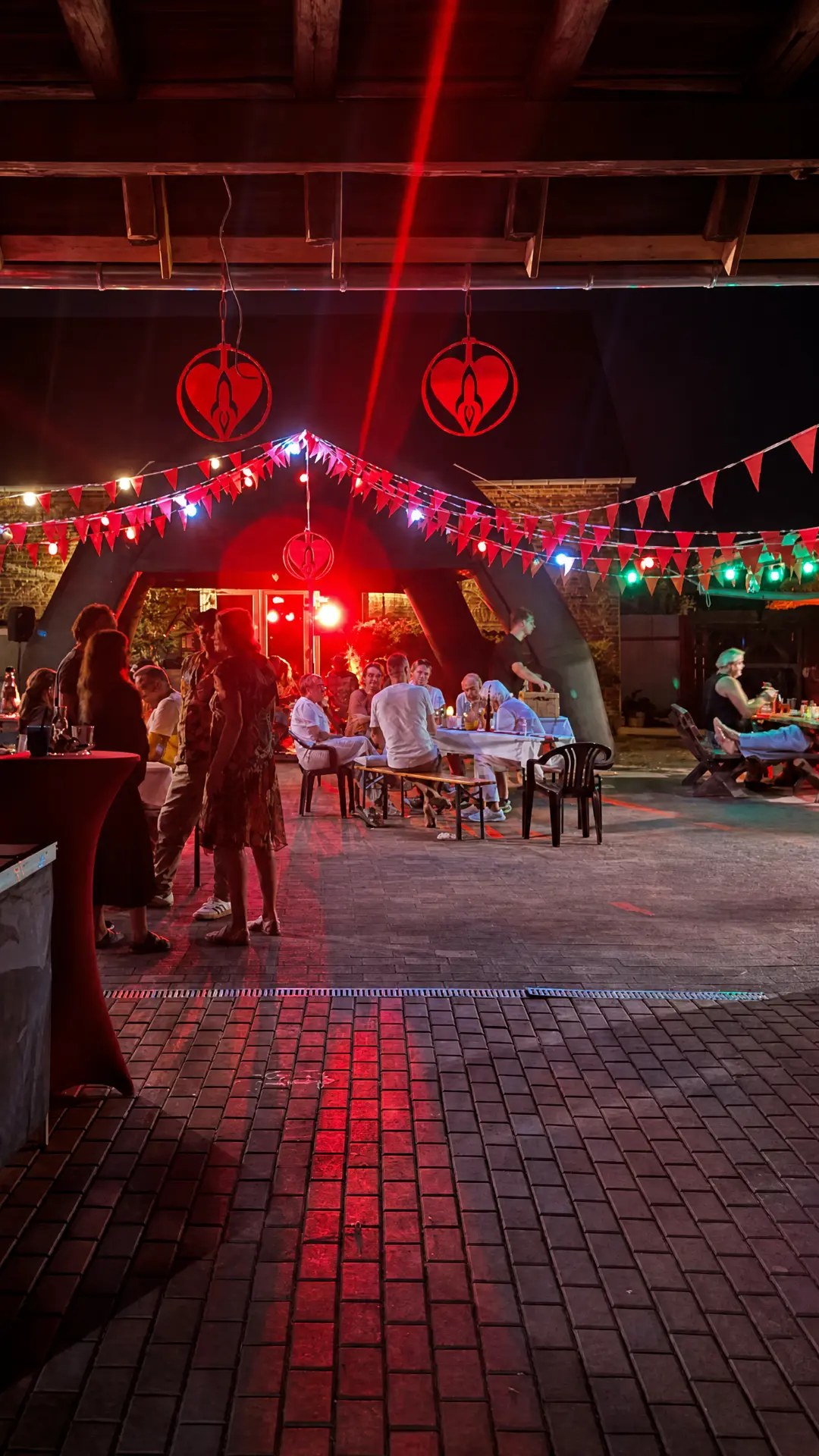 Fest im Innenhof am Abend in rotem Licht