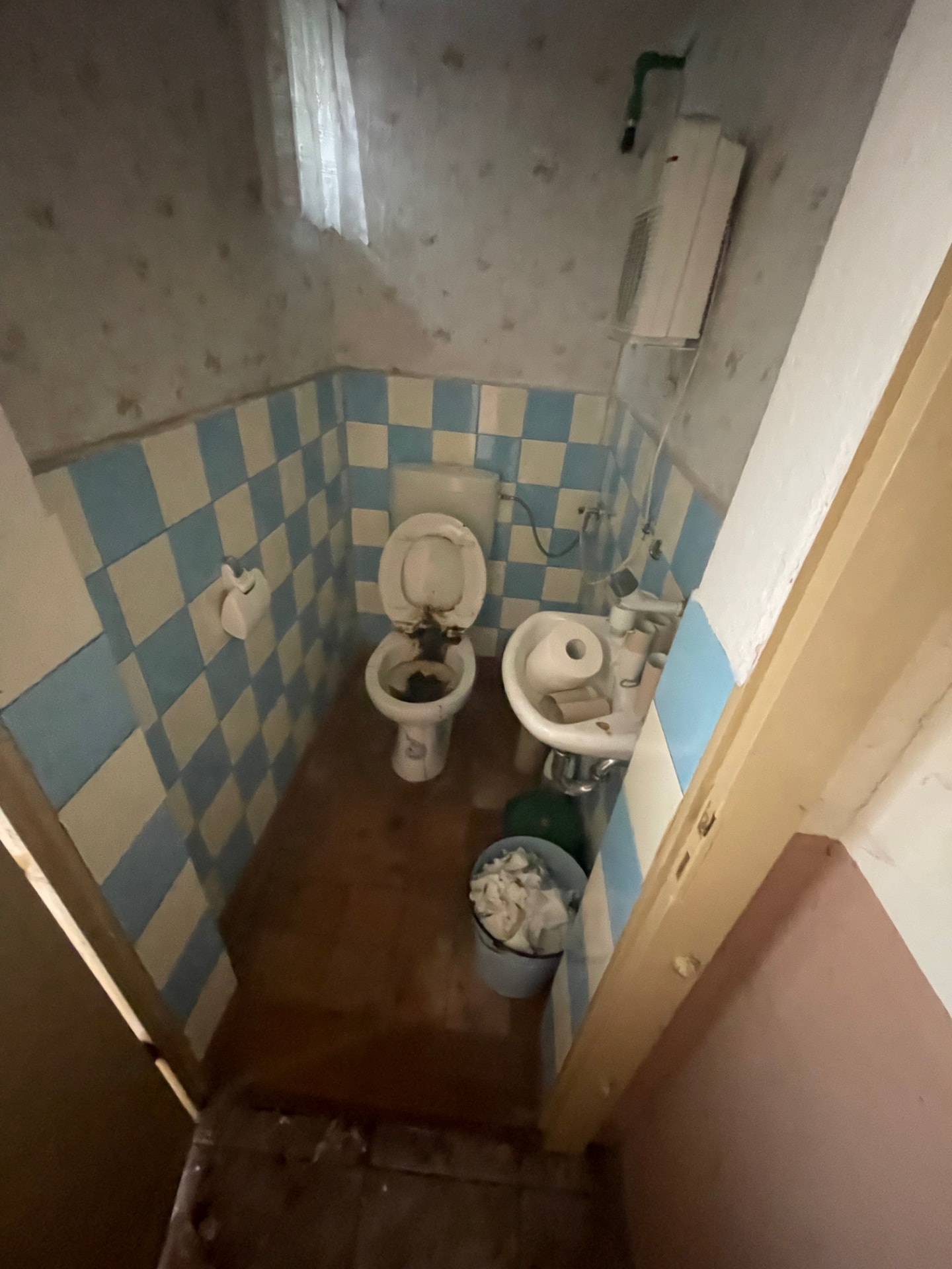 Die alten Toilettenanlagen auf Friends vor dem Umbau: enge Kabine mit blau-weißen Fliesen, altem WC und kleinem Waschbecken