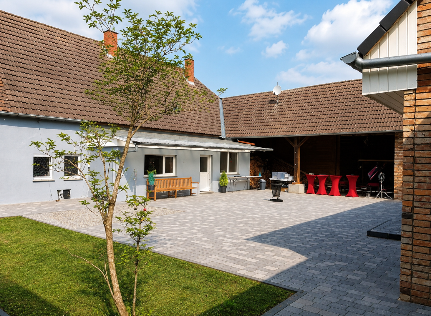 Innenhof von The Farm: Blick auf das Bauernhaus mit Küche und Esszimmer und auf das offene Torhaus