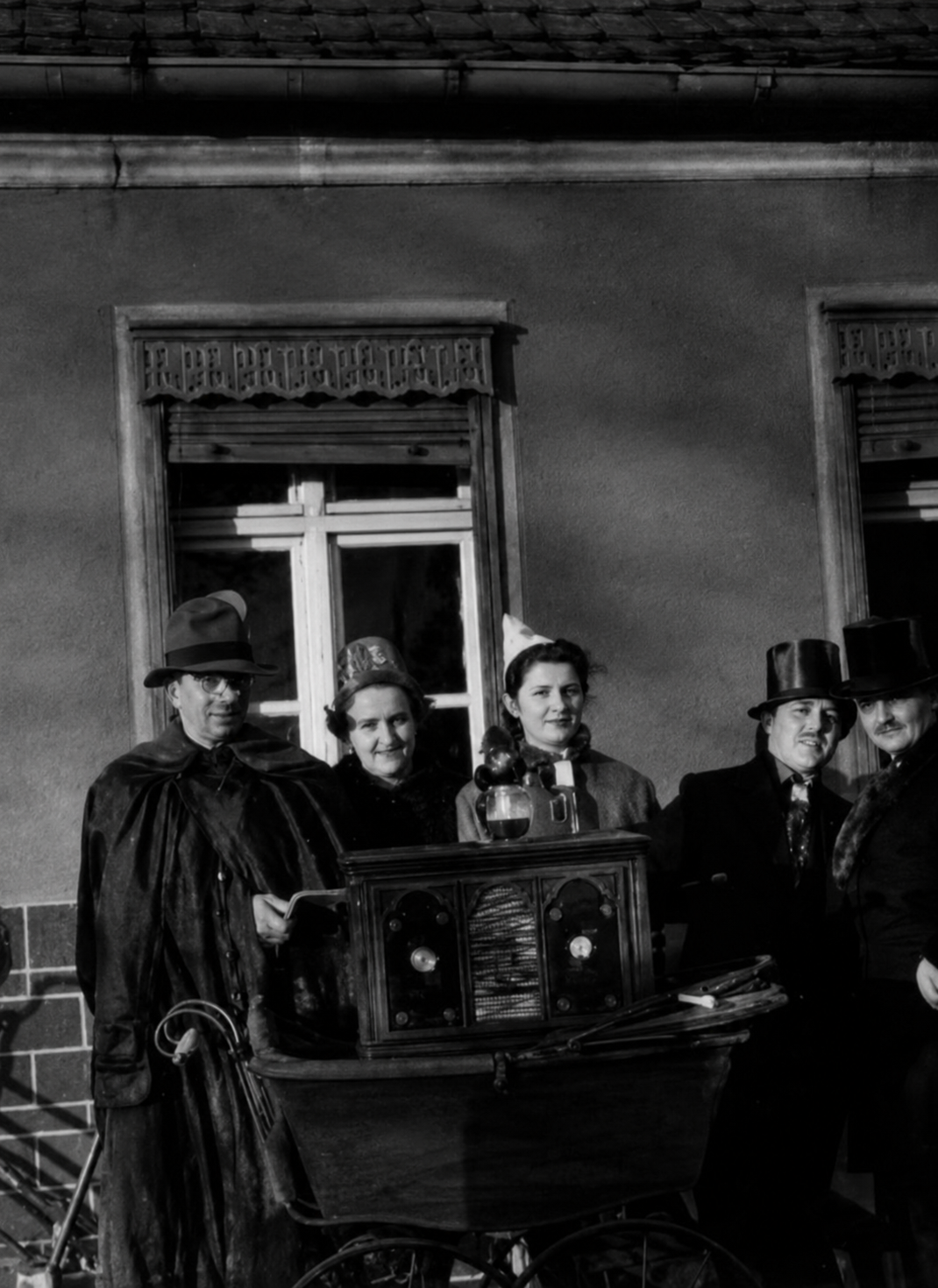 Historische Aufnahme einer Spielmannsgruppe in Kostümen vor der Dorfgaststätte in Bräsen