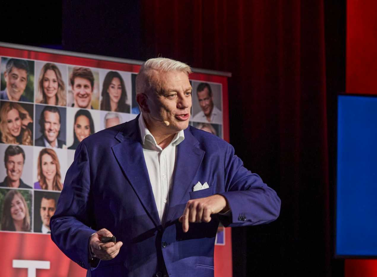 Steffen Baermann auf der Bühne im blauen Sakko, im Gespräch mit dem Publikum