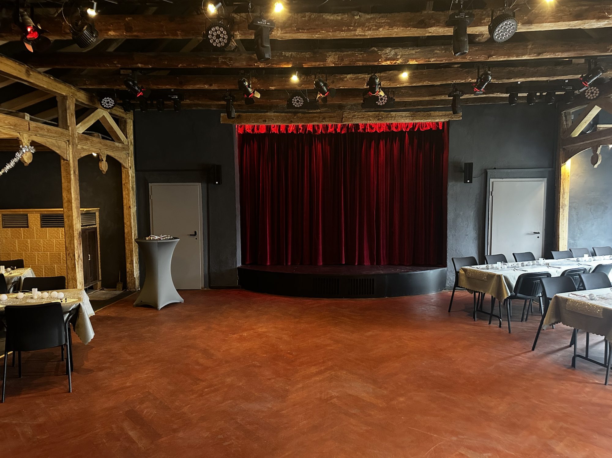 Theatersaal auf Friends im farbigen Bühnenlicht